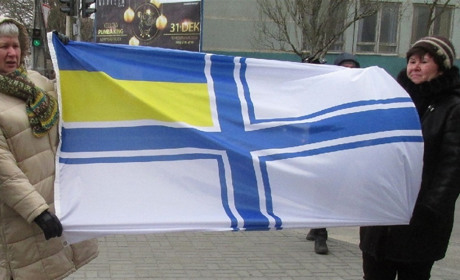 Флаг Военно-морских сил в центре Мелитополя трепетал на ветру, словно на морском просторе