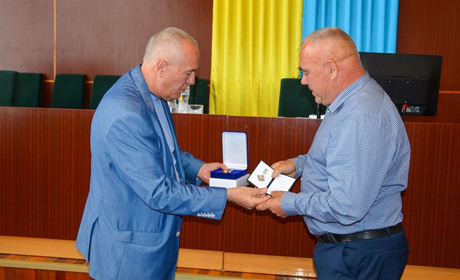 За заслуги перед містом: на сесії Кагарлицької міськради вручили почесну відзнаку
