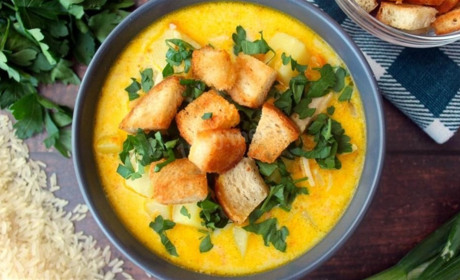 Рецепт дня: сирний крем-суп з куркою та грінками