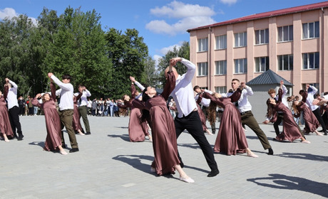 Вальс на шкільному подвірʼї: фоторепортаж із свята останнього дзвоника у Городоцькому ліцеї №4