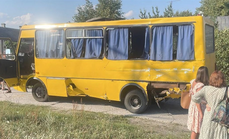 У Нетішині вантажівка зіткнулася з рейсовим автобусом