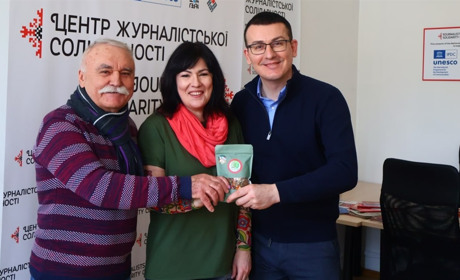 Відома журналістка продає авторський чай задля допомоги колезі в окупації на Херсонщині