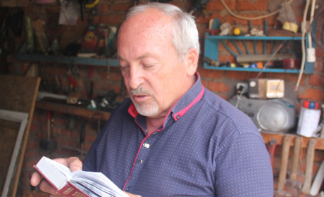 Петро Чешківський з Дружелюбівки власноруч виготовив близько п’ятдесяти церковних бань