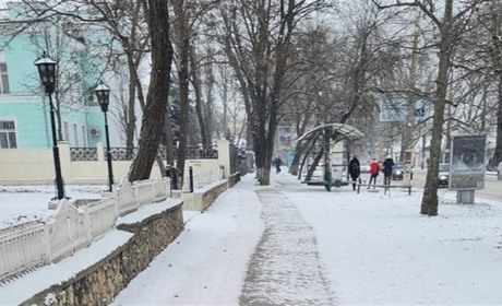 Працюють з 4:00, використали 126 тонн суміші: чиновники звітують про прибирання снігу на Херсонщині