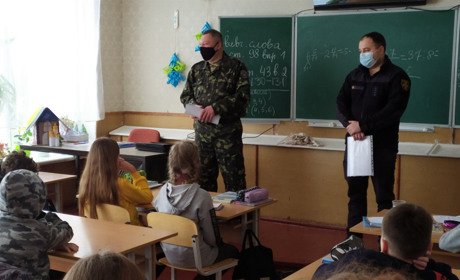 Менських гімназистів учили безпечній поведінці на льоду