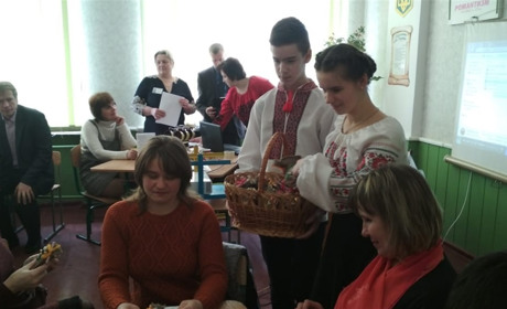 На семінарі по родинному вихованню в Хиночах учили оформляти святковий хліб і відтворювали традиції