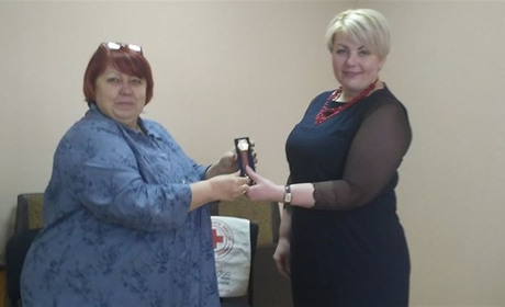 Голові Ніжинської міської організації ТЧХУ Наталії Саєнко вручили нагороду