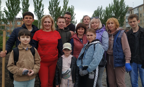 Покровчани висаджували троянди у середмісті Кропивницького