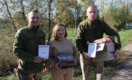 Вірші про часи героїчної оборони: студентка з Чернігова подарувала свою збірку військовим
