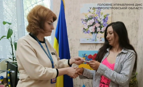 У Жовтих Водах жінка отримала свій перший паспорт у 40 років
