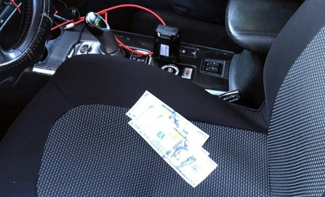 Поклав 300 доларів у службову автівку: нетверезий водій спробував відкупитися від поліцейських
