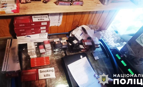 "Підприємниця" продавала з дому цигарки за 45 гривень та самогон: поліцейські склали адмінпротокол
