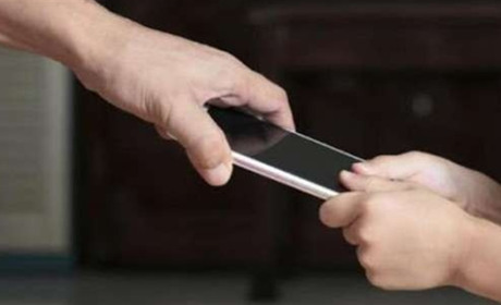 Спочатку запитав котра година, а потім вирвав з рук дитини гаджет. Поліція затримала зловмисника