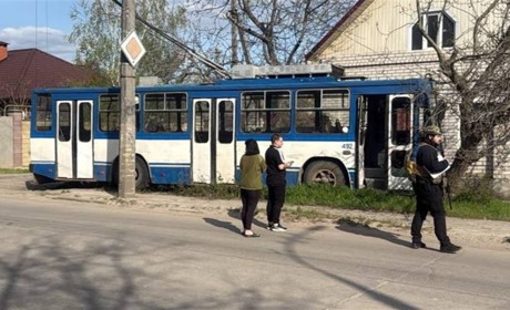 У Херсоні призупинили рух тролейбусів через обстріли