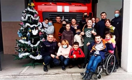 Як вихованці «Дороги в життя» «ялинку для рятувальників» спорядили, «миколайчиків» оздобили (+відео)