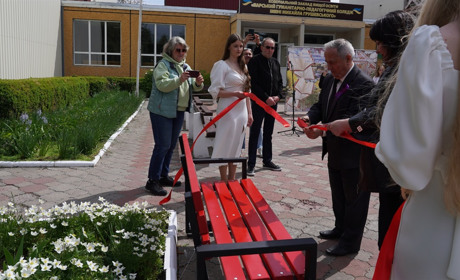 У Барському педагогічному коледжі відкрили «Червону лавку» з QR-кодами допомоги для молоді