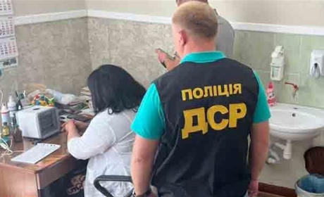 За хабарі робила документи для виїзду призовників за кордон: на Хмельниччині викрили лікарку медично