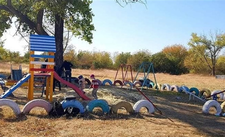 На Сватівщині встановили дитячий майданчик від імені одного з нардепів. Що з цим не так