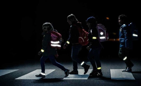 Пішоходів Житомирщини закликають використовувати світловідбивачі у темну пору доби