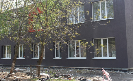 «Ложка дегтя»: в Мелитополе неизвестные повредили фасад и окно отремонтированной музшколы 