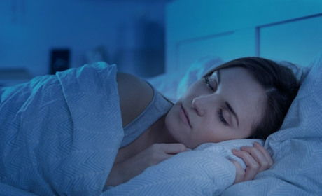 Як охолодити кімнату перед сном, коли немає електрики