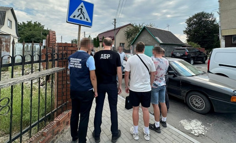 На Хмельниччині затримали правоохоронця, який обіцяв вирішити питання мобілізації
