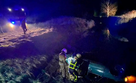 Не міг вибратися з автівки, що тонула: врятували водія, що з'їхав у водойму та перекинувся на дах