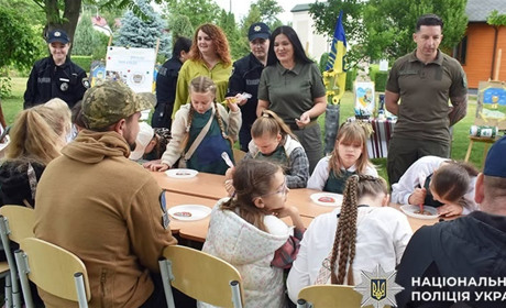 У Славуті поліцейські організували арттерапевтичну зустріч ветеранів з дітьми