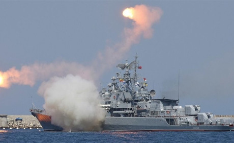 У Чорному морі стоять два кораблі російського флоту. Вони готові завдавати ракетних ударів