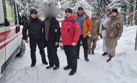 Прикордонники з рятувальниками знайшли у горах жителя Хмельниччини, який хотів потрапити за кордон