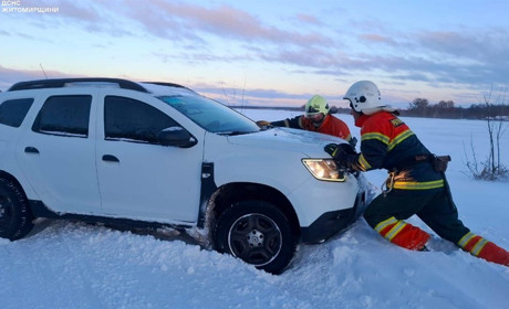 Через негоду на Звягельщині рятувальники витягали зі снігових заметів три автівки