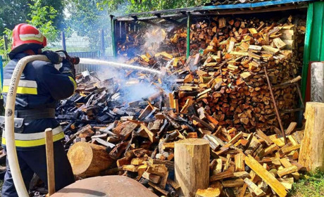 Три пожежі на Городоччині: горіли господарчі споруди та автомобіль