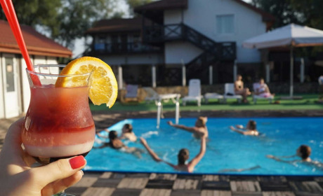 ТОП-5 місць для відпочинку біля басейну в Южному