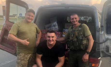 Полицька громада з ветеранською спілкою передали допомогу військовим-землякам