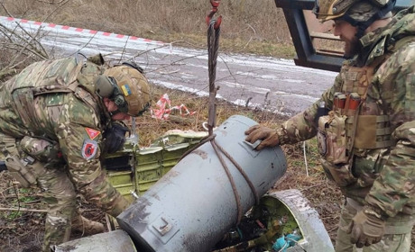 Поліцейські показали відео, як знешкодили російську ракету Х-59 на Сумщині