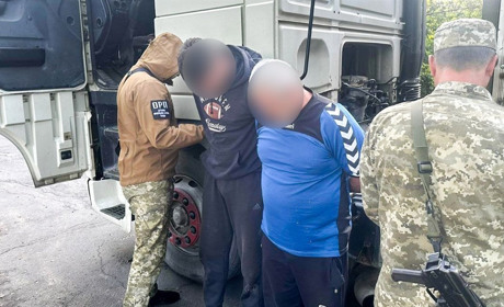 У Сарненському районі викрили водія, який перевозив чоловіка під спальним місцем у фурі