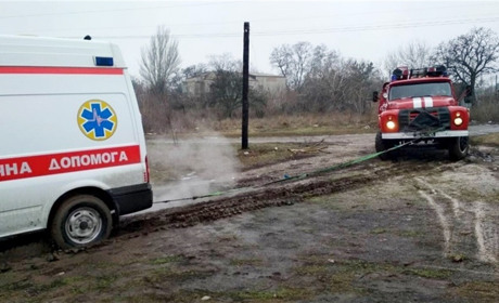 Біля Теплодару карета швидкої з хворим на борту застрягла на розмитій дощем дорозі