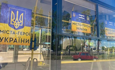 У Хмельницькому курсують тролейбуси зі світлинами міст-героїв: там є і Херсон