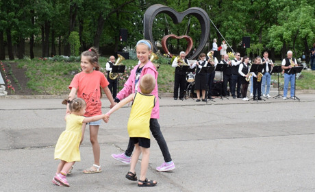 Затишно та з патріотичними піснями: Южноукраїнськ відзначив 47 річницю в умовах воєнного стану. Фото