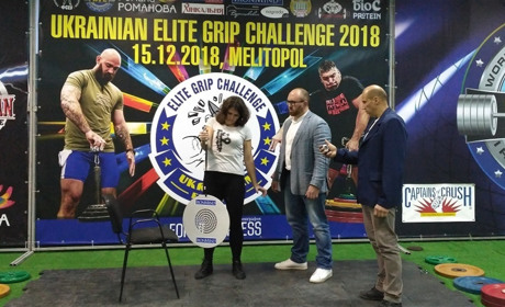 Как удержать рукой «кирпич» и «пулю»: в Мелитополе спортсмены состязались в армлифтинге 