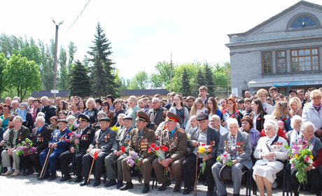 День Победы в Покровске: молебен, митинг, фронтовые «сто грамм» 