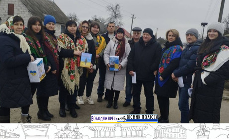 Красносільці колядували – гроші волонтерам