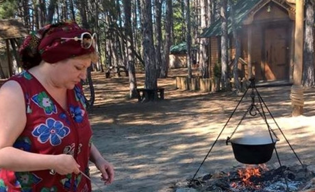 Херсонський театр пропонує прибрати, а потім подивитись виставу і скуштувати борщу