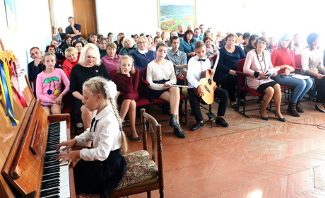 Для попаснян похилого віку влаштували концерт в дитячій школі мистецтв: яскраві фото виступів 