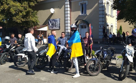 Мотопробіг в Володимирці організувала молодь з різних сіл, щоб зібрати на авто воїну ЗСУ