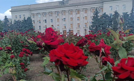 Росіяни вдарили КАБом по центру Херсона: є поранений (оновлюється)