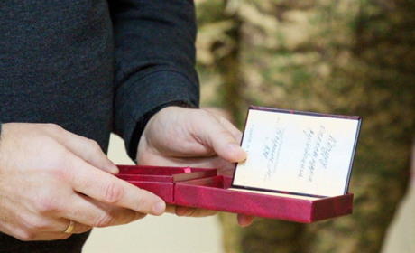 У Нетішині посмерну нагороду передали дружині загиблого нацгвардійця