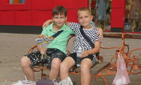 У Покрові, що на Дніпропетровщині, маленькі благодійники зібрали кошти на ЗСУ продаючи смаколики