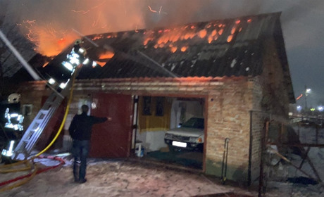 У Червонограді згорів дах цегляної господарської будівлі, у якій зберігався автомобіль