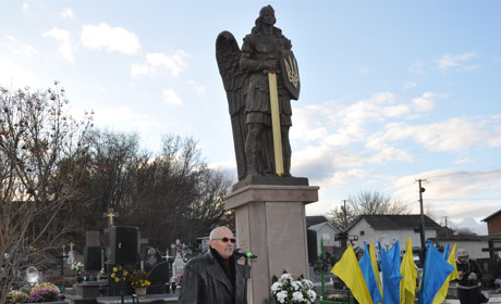 У Чорткові над похованням вояків УГА постав Архангел Михаїл, що берегтиме їхній вічний спокій